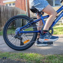 Load image into Gallery viewer, DuraLite 7 Speed Kids Bike 20" - Royal Blue